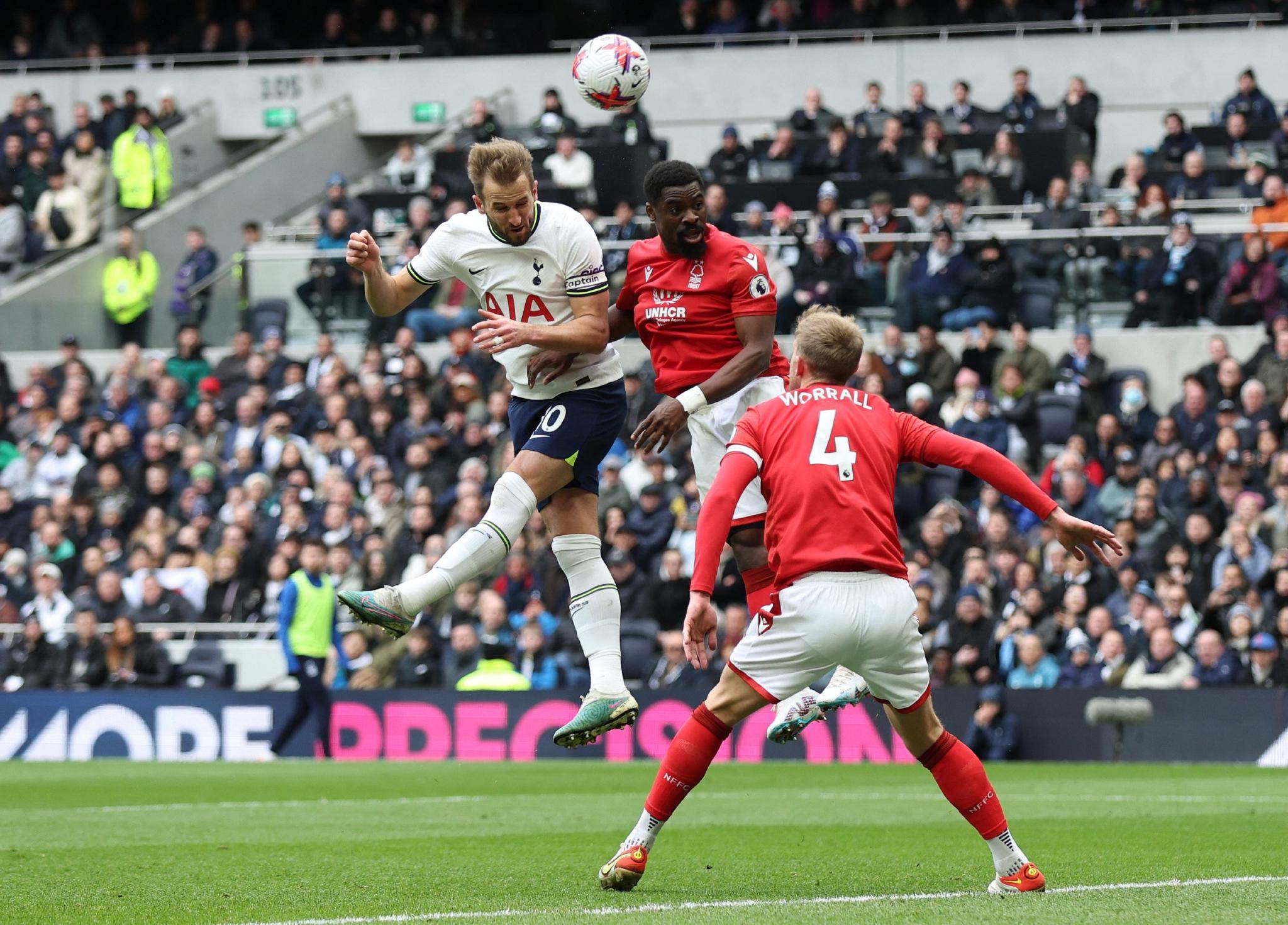 火爆英超:争冠、保级、转会不断升温的简单介绍 火爆英超:争冠、保级、转会不断升温的简单介绍