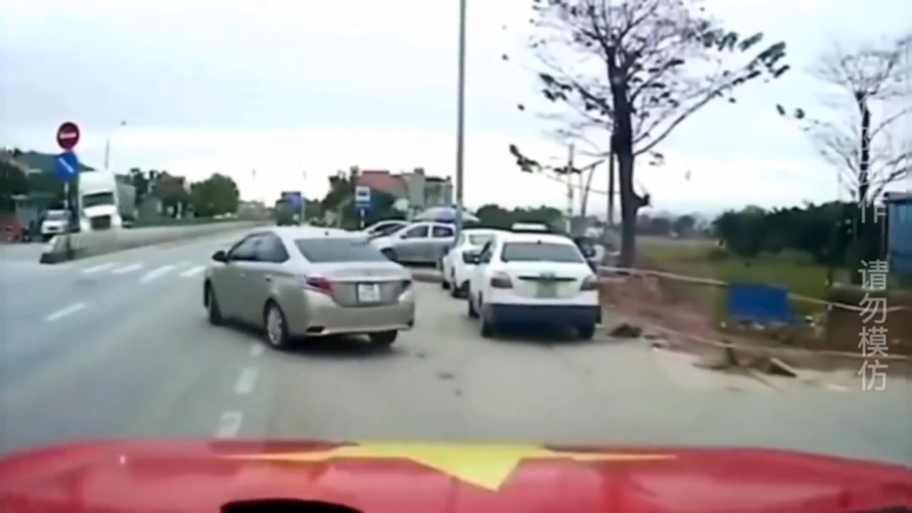 重大事故回放:赛场上的惊险瞬间与安全反应的简单介绍 重大事故回放:赛场上的惊险瞬间与安全反应的简单介绍