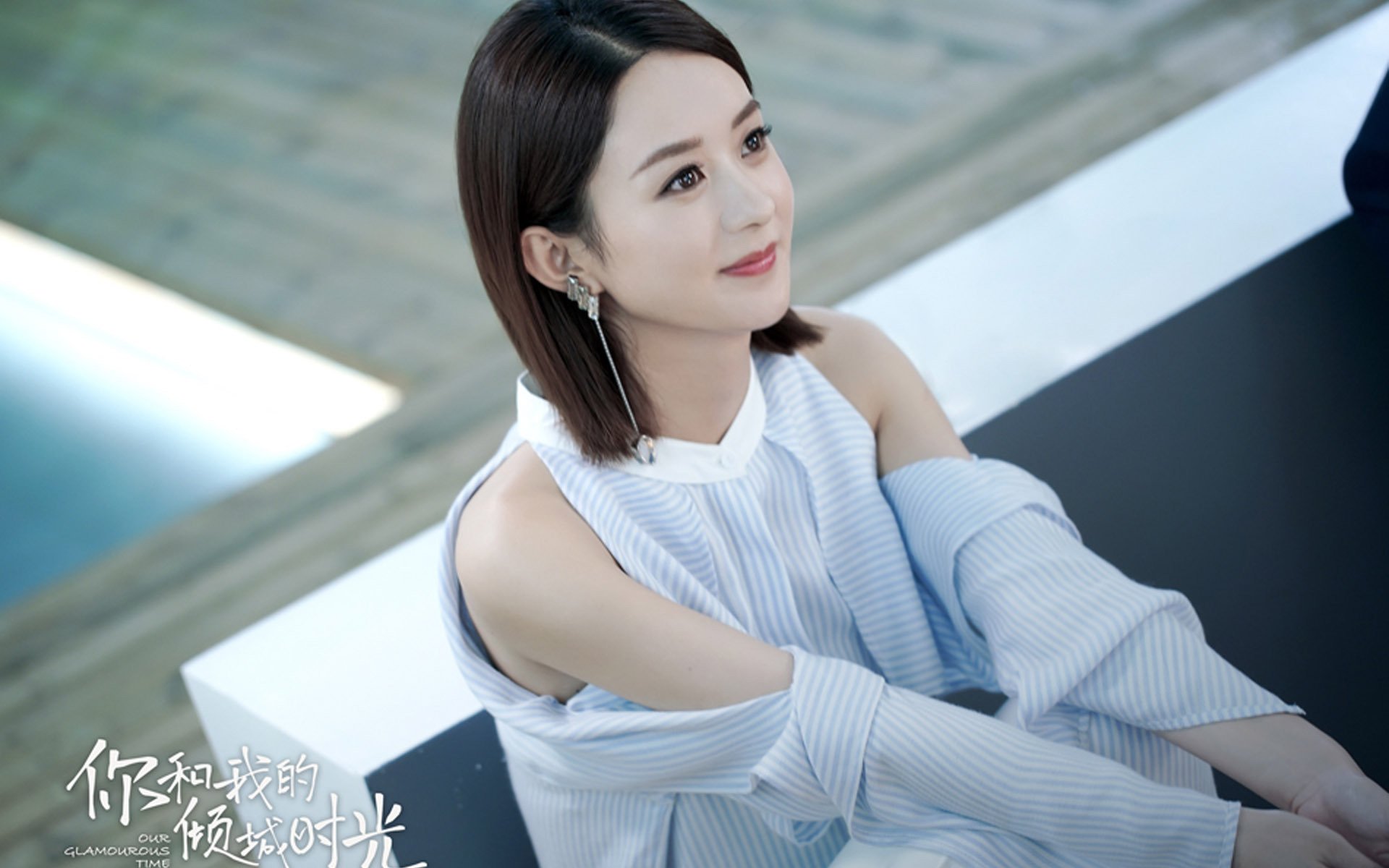 “激情点燃:现场观众的呐喊声震天动地”,激情点燃梦想,希望照亮人生