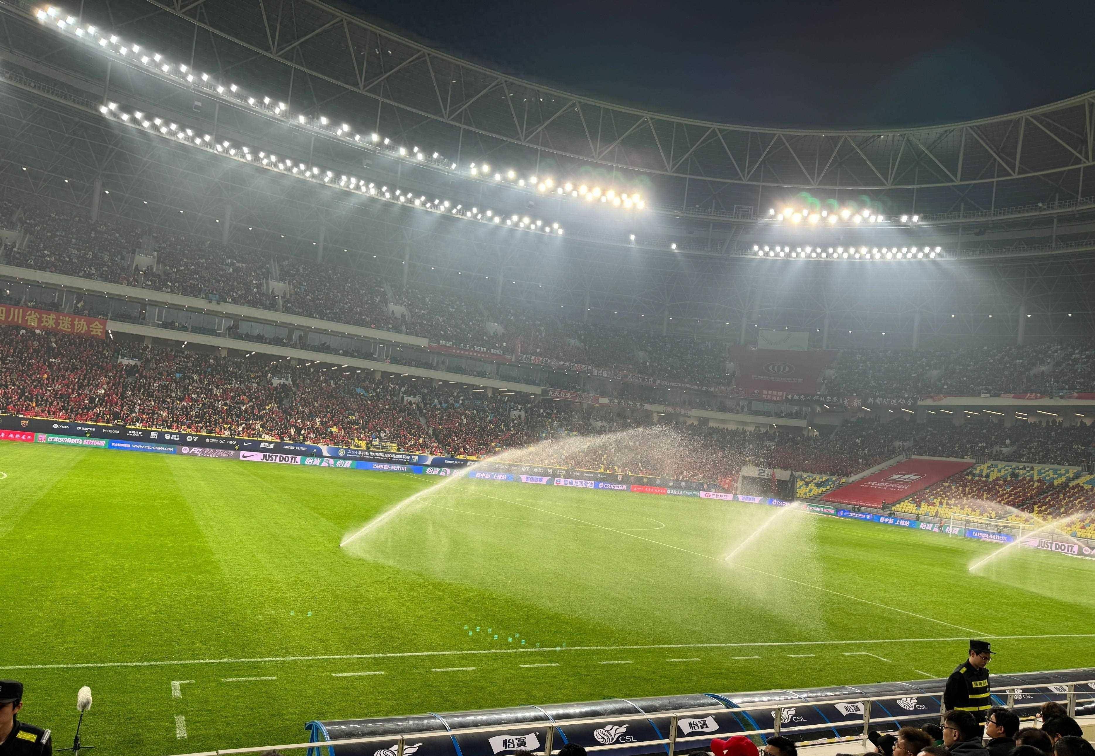 乐鱼体育:中国足球归化“进退两难”，球迷：归化球员的未来在哪里？的简单介绍